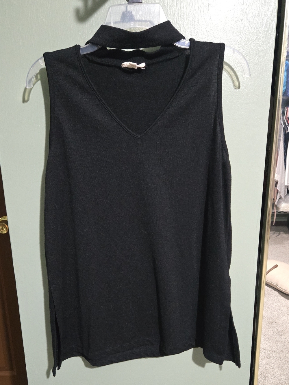 Sleeveless V-Neck Choker Tank Top - Black